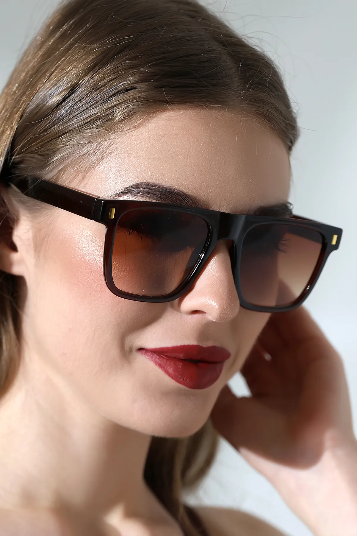 Kadın Kare Aksesuarlı Kahverengi Güneş Gözlüğü 23024 C3 Kadın Kare Aksesuarlı Kahverengi Güneş Gözlüğü 23024 C3