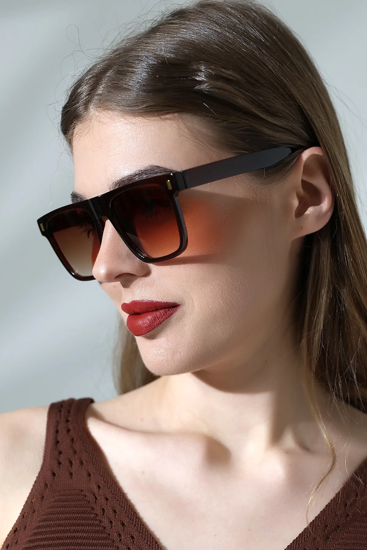 Kadın Kare Aksesuarlı Kahverengi Güneş Gözlüğü 23024 C3 Kadın Kare Aksesuarlı Kahverengi Güneş Gözlüğü 23024 C3